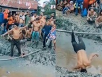 Thanh niên ngã cắm đầu xuống bùn khi đi cầu khỉ