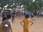 Thủ môn bắt penalty bị thủng lưới vì ăn mừng quá sớm