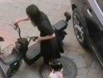 Cô gái dắt xe đạp điện 'rời chuồng' cồng kềnh nhất quả đất