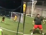 Chàng trai gãy chân vì ăn mừng bàn thắng kiểu Ronaldo