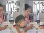 Chị gái bất lực khi dạy em học bài