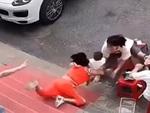 Cô gái phản xạ xuất thần đỡ hai mẹ con thoát cú ngã đau