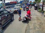 Chàng trai nhí nhảnh sang đường gây tai nạn cho người đi xe máy