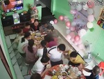 Cả nhà thót tim khi đang ăn cỗ bất ngờ nền nhà bị sụp