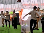 Chàng trai nhảy vũ điệu xương khớp