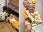 Bé trai nghịch ngợm dùng tông đơ cắt tóc anh đang ngủ