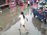 Người đi đường hú hồn với xe ba gác không người lái tự nổ máy di chuyển