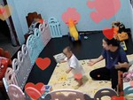 Mẹ vỡ òa hạnh phúc khi thấy con lần đầu tiên tự đứng