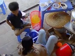 Mẹ ngã dập mông vì không biết con trai kéo ghế