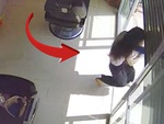 Cô gái gục ngã khi đập đầu vào cửa cuốn hai lần liên tiếp