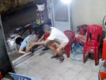 Thanh niên say thuốc lào ngã cắm đầu xuống vỉa hè