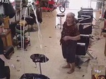 Đang gội đầu cho khách, nữ nhân viên tá hỏa khi gặp 'cơn mưa ngang qua'