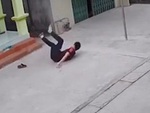 Thanh niên say thuốc lào đi kiểu túy quyền