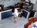 Vợ đùa giỡn vui khi thấy chồng rửa bát