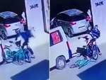 Chàng trai chạy xe đạp bỗng gặp chân ái cuộc đời