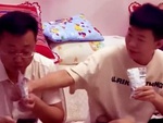 Con trai hí hửng trêu bố khi uống sữa, ai ngờ bị 'phản dame' cực cay