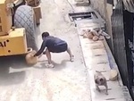 Chàng trai nhanh trí dùng đá chặn xe lu tụt dốc