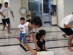 Chồng tinh ý bế con trai vào phòng khi vợ đang nổi quạu