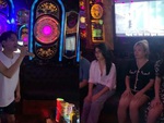 Chàng trai hát karaoke nhạc niệm 'cầu siêu' làm đám bạn hoang mang
