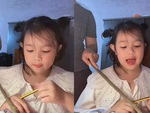 Mẹ dạy con gái học bài như đánh trận