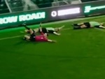 Trọng tài chạy theo ăn mừng khi cầu thủ sút penalty thành công