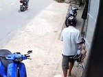 Tên trộm 'chê Vespa' lấy áo ngực phụ nữ