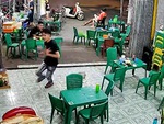 Nam nhân viên vụng về làm rơi nồi lẩu