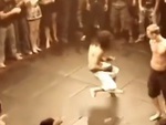 Võ sĩ nhảy múa cà chớn bị đối thủ tung một đòn hạ knock-out