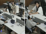 Chàng trai ngơ ngác với nữ đồng nghiệp đãng trí