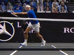 Federer đánh bóng xuyên qua lưới ở trận cuối sự nghiệp