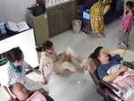 Người phụ nữ ngã dập mông xuống nền nhà vì bị lấy ghế không hay biết