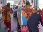 Tôn Ngộ Không hết phép lái ô tô đi đổ xăng