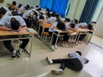 Cả lớp đu trend 'mệt muốn xỉu' nhằm trốn học gặp cô giáo cao tay