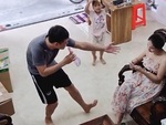 Chồng cover bài 'Cơn mưa băng giá' khi thấy vợ không để ý mình