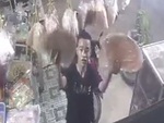 Chàng trai mua hàng chốt đơn qua camera an ninh khi chủ tiệm vắng nhà