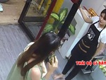 Nữ nhân viên đứng hình vì bị khách mắng xối xả khi hỏi mua gì