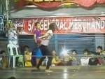 Chàng trai ăn liên hoàn cước khi xỏ găng thượng đài với cô gái