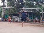 Người đàn ông dùng 'thiết đầu công' đánh bóng chuyền