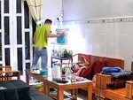 Mẹ hú hồn vì đang xem tin bão thì con trai 'mang bão về'