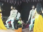 Cô gái đỏ mặt với chàng trai nhảy vũ điệu gà trống
