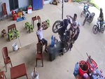 Chủ quán hú hồn với hai thanh niên bốc đầu xe máy tông sập bàn