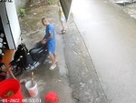 Hàng xóm hoảng hồn với thanh niên say thuốc lào nằm vật trước cửa
