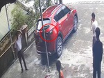Tài xế lùi ô tô vào ô mất tiền triệu