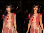 Kylie Jenner gây sốt với chiếc váy rách rưới như 'cái bang'