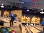 Chàng trai ném bowling thủng trần nhà