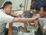 Người đàn ông làm 'ảo thuật' trộm tờ 200.000 bị chủ tiệm bắt quả tang