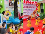 Cô giáo mầm non bất lực khi trò lên sân khấu diễn văn nghệ đứng ngơ ngác