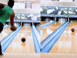 Chàng trai ném bowling như hack