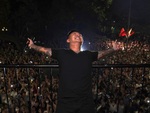 Tuấn Hưng 'lên phường' sau live show ở ban công nhà