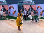 Hai chàng trai giành hoa cưới ngã sấp mặt